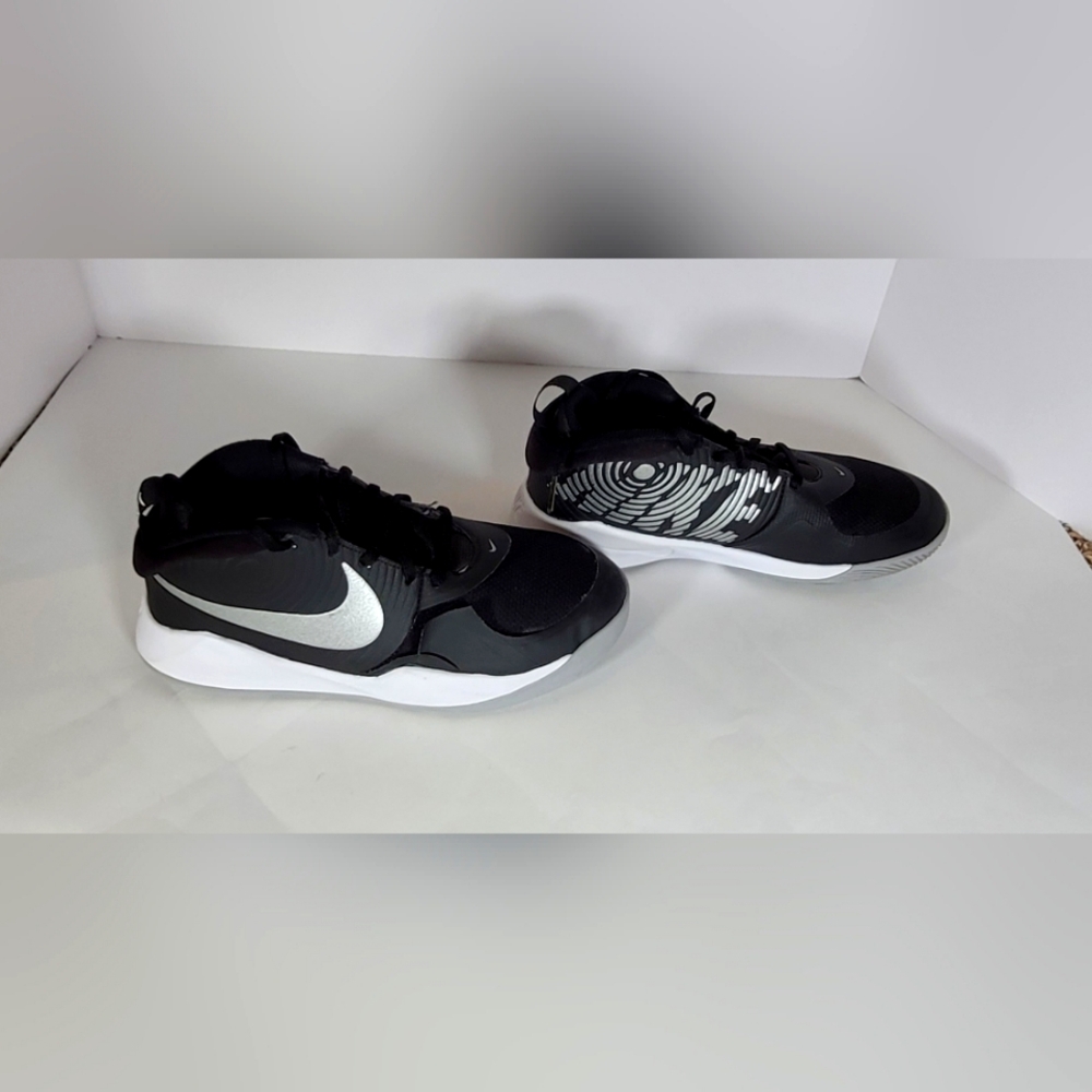 Youth Size 6.5 Nike TeamHustle Sneakers